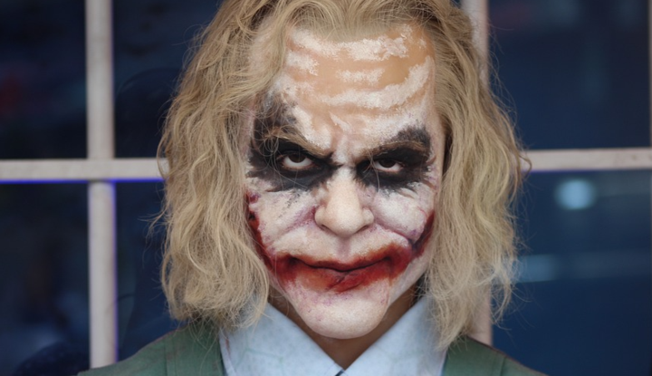 米兰一对青少年为模仿"小丑"竟下狠手割自己的脸!女孩彻底悲剧了