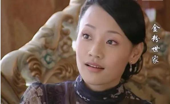 在《金粉世家》里,潘星谊出演的角色是精明爽利的三姨太.