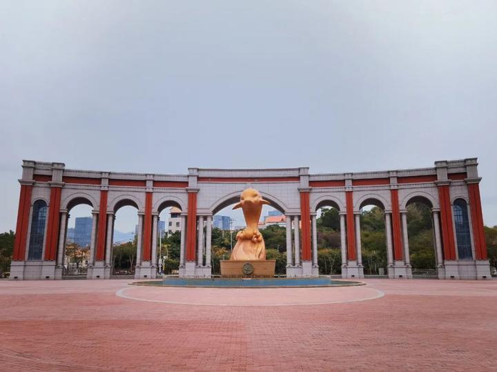 的场所宽阔的广场,笑容可掬的金海豚塑像旅程从金海豚广场开始起点:金