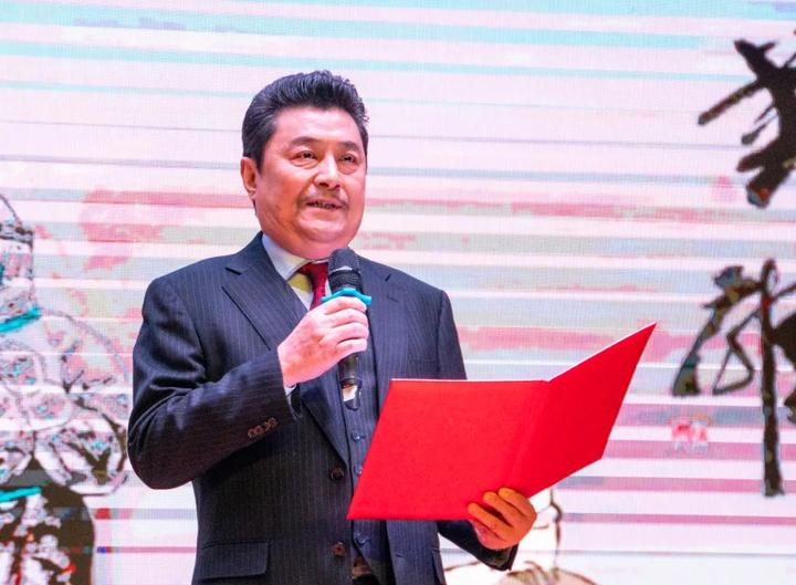 带来胡杨的作品《凡人英雄》刘康导演现场即兴表演的小提琴演奏据悉