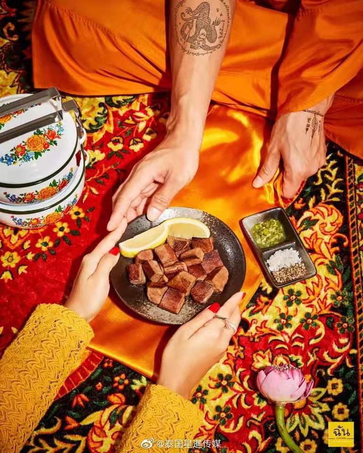 泰国和尚不仅可以吃肉甚至还给餐厅拍起了吃肉广告