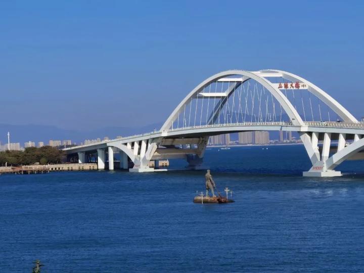 是厦门首座采用刚性吊杆结构建设的桥梁原名钟宅湾大桥位于厦门本岛的