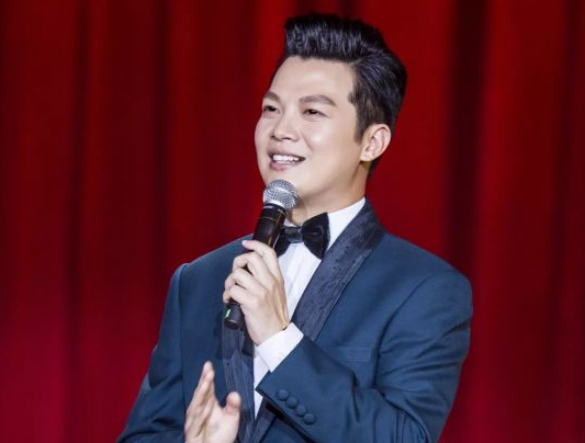 春晚c位主持人鲁豫从无编制的实习生到综艺一哥确实很牛