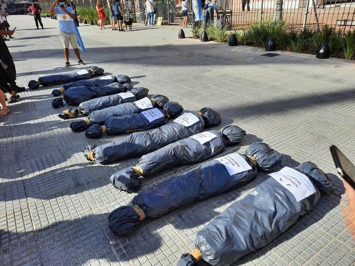 vip疫苗事件后民众在玫瑰宫前挂满收尸袋阿总统发声怒斥