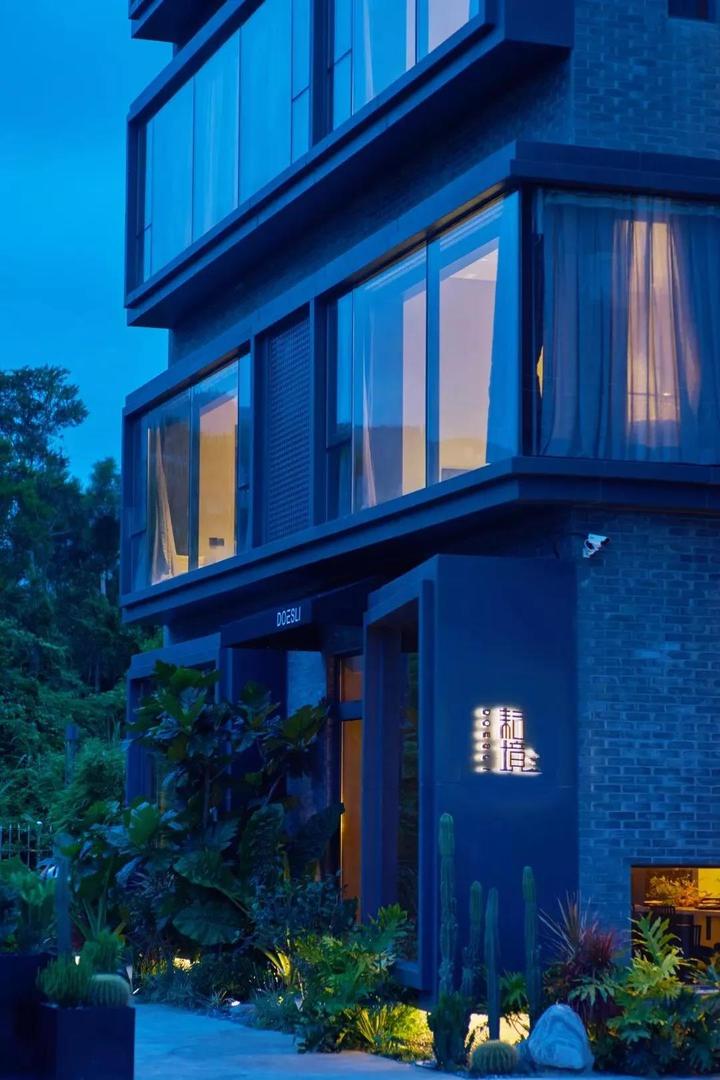 深圳大鹏新区八百余家民宿获"广东旅游民宿"标识牌