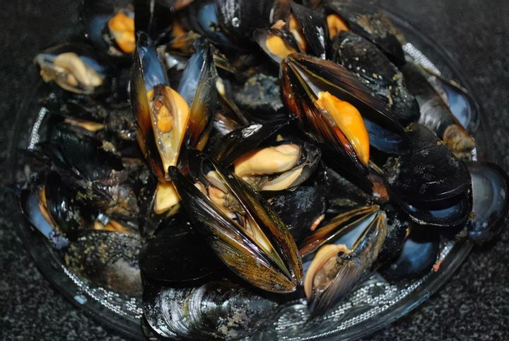 第三种:海瓜子这也是海边经常能看到的小海鲜,是一种个头很小的贝类