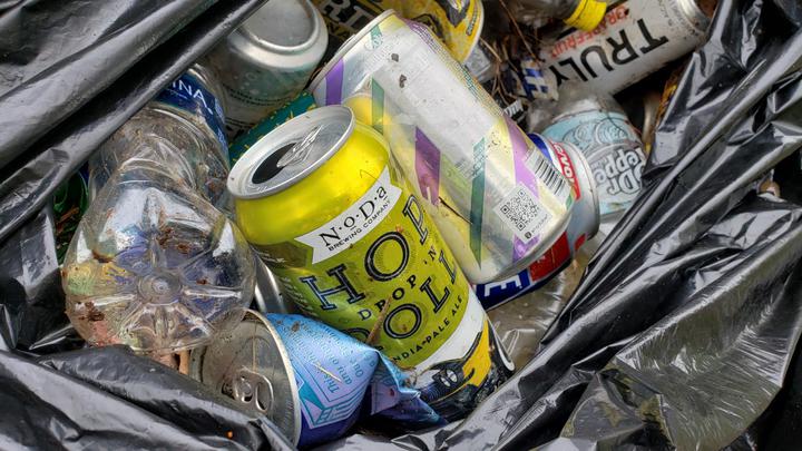 易拉罐和玻璃瓶,水瓶和各种饮料瓶和杯子等,光这些可回收的垃圾就捡了