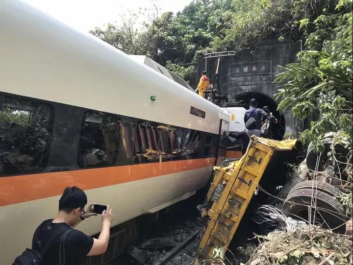 台铁出轨事故30名罹难者身份确认 受损列车车厢陆续被拉出