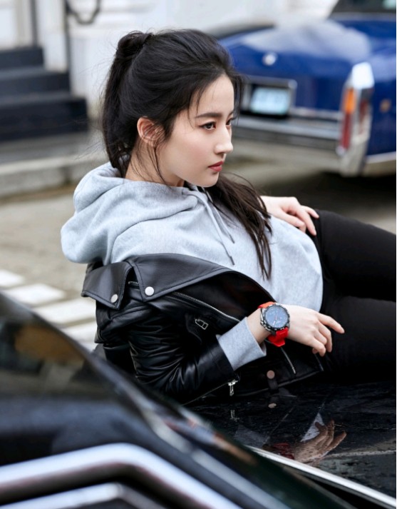 刘亦菲穿黑色皮衣,精致又帅气_津巴布韦_新闻_华人头条