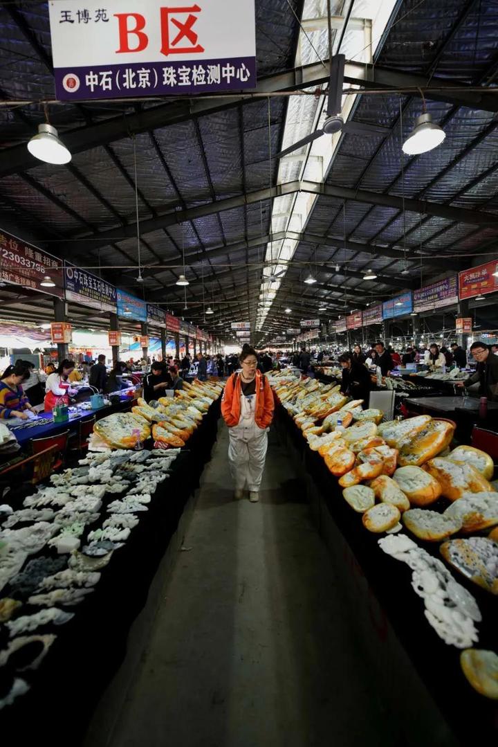 镇平玉雕,借着"抖音""快手"闯天下