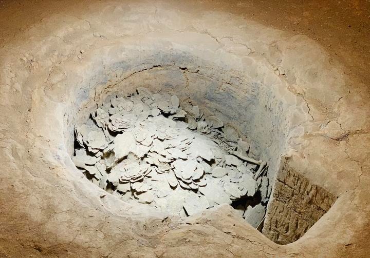 yh127甲骨窖穴从景区大门进入后就可以看见一座乙20仿古大殿,里面是商