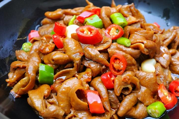 色泽红亮的干锅肥肠,香辣开胃,劲道十足,是老公最爱的下酒菜