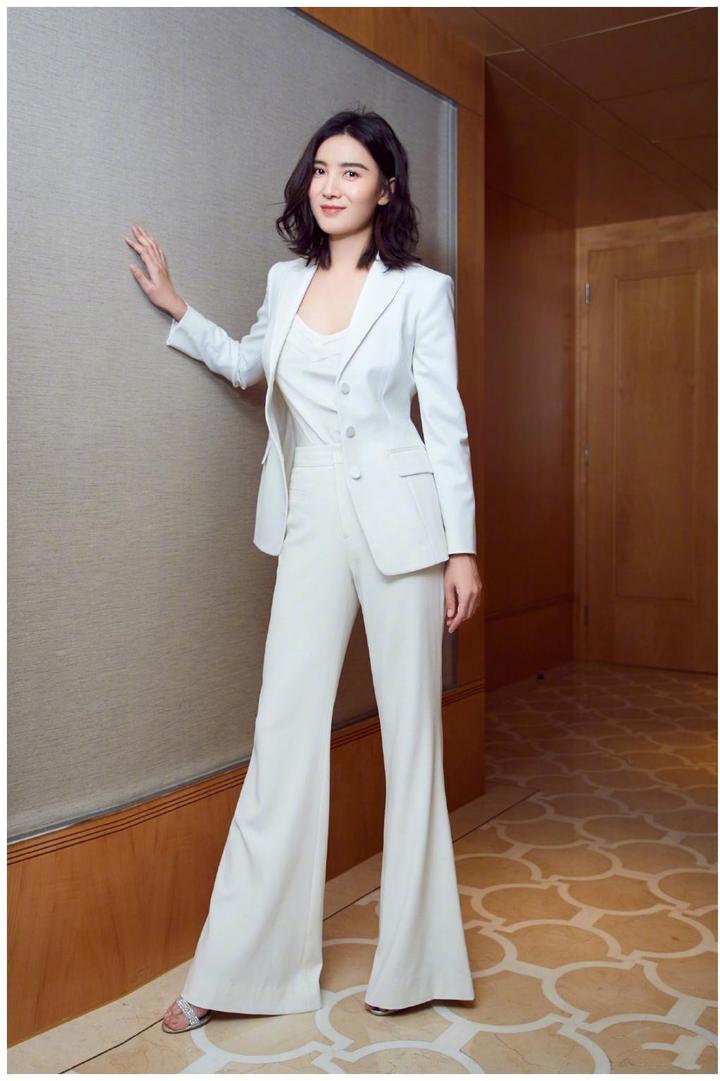 会联想到刘烨,文章,第二眼你又会觉得她很女人,会联想到优雅型风格的