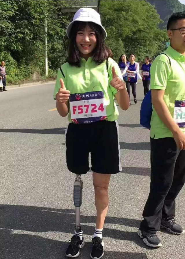 汶川地震中的断腿女孩遇到十三年前救命的解放军战士_test_新闻_华人