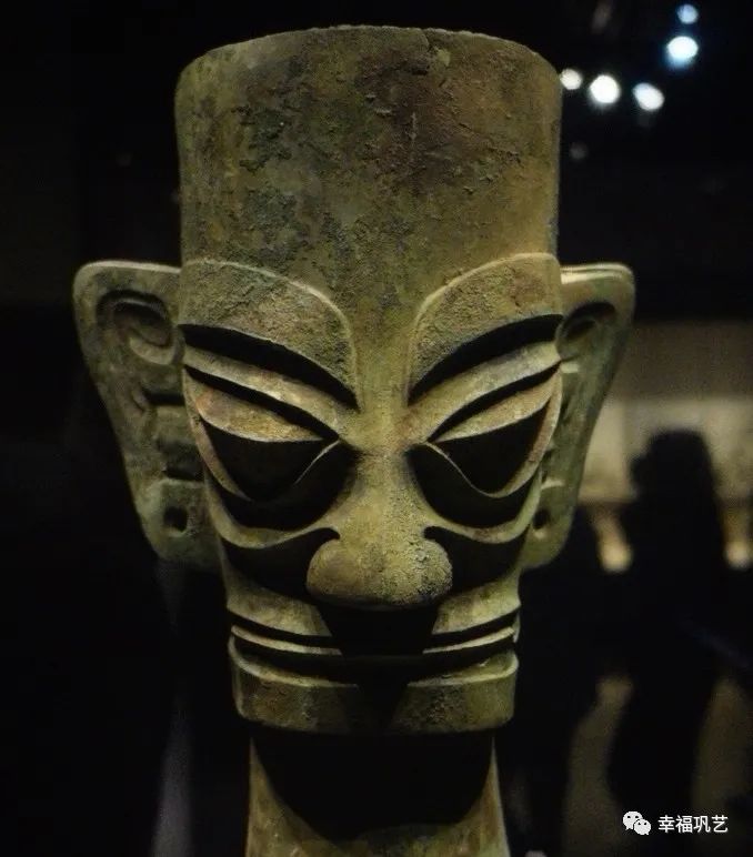 四川三星堆博物馆 戴墨镜青铜人首