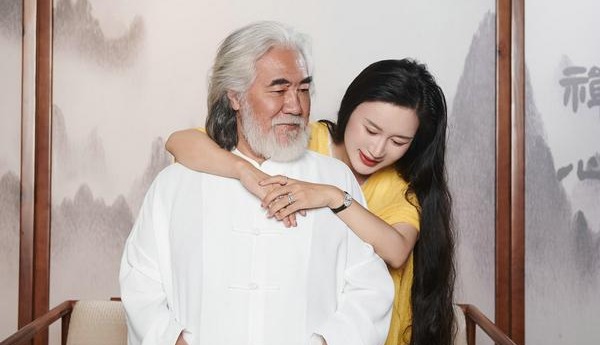 秀恩爱!张纪中夫妇罕见合体拍大片 两人同框温馨幸福