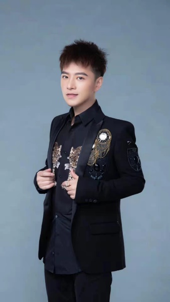 张津涤:张津涤,华语著名男歌手,代表作《一百个放心》《听心》