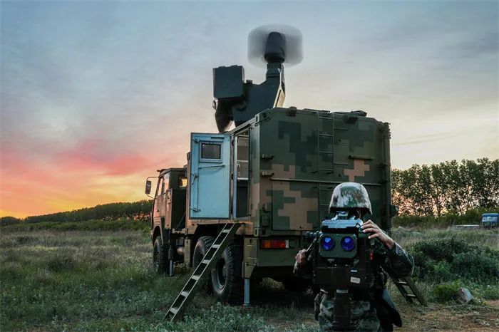 演练全程构设复杂电磁环境,依托生疏地域昼夜连贯实施红蓝对抗,教员