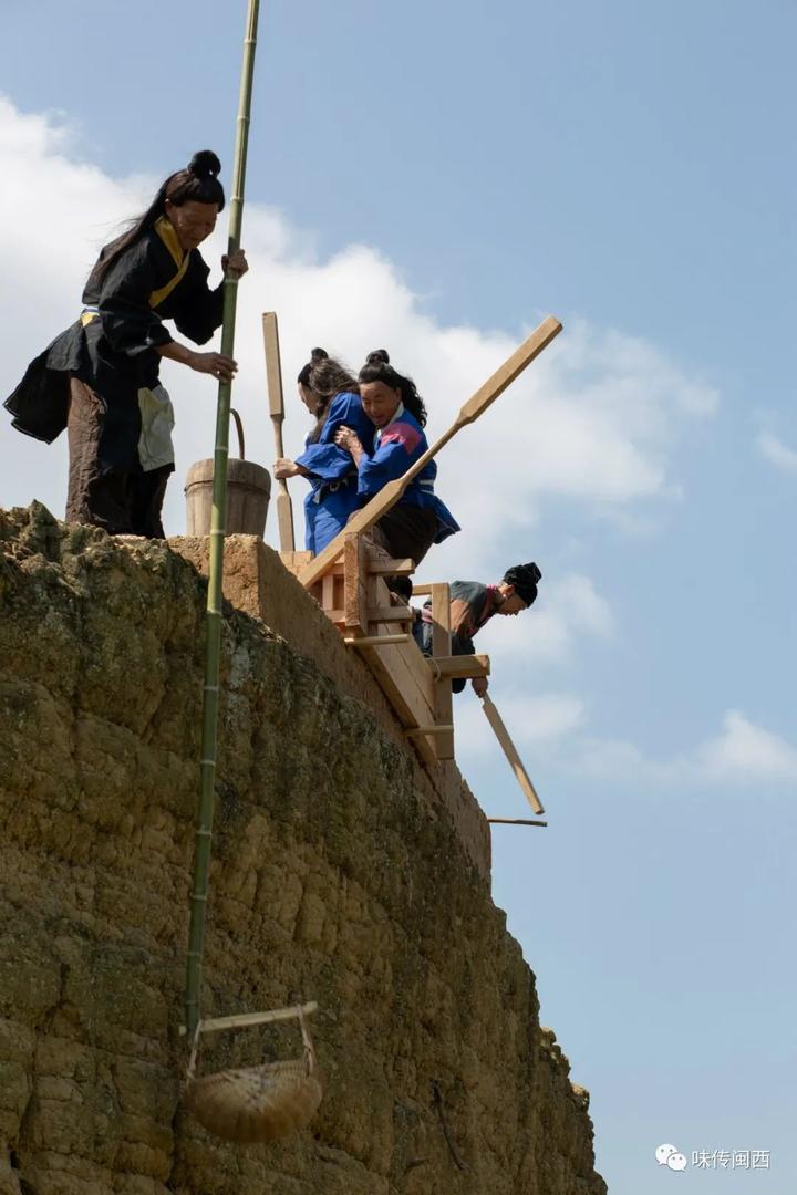 再现传奇世界遗产永定土楼这样夯筑