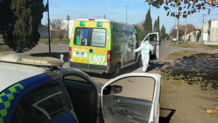 确诊新冠患者戴氧气面罩逃出医院,医院派救护车将其"抓回"病房_阿根廷