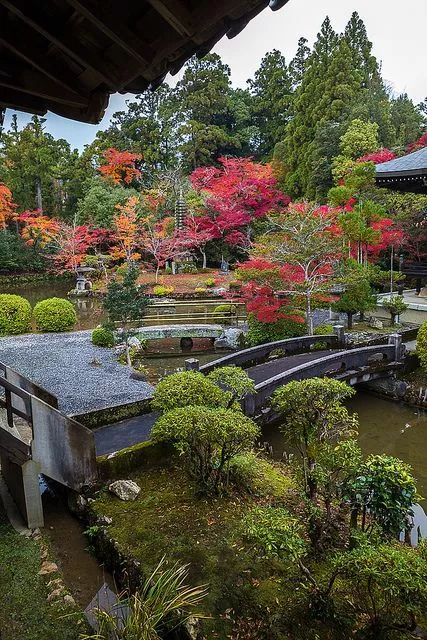 春山暖日和風,闌杆樓閣簾櫳. 楊柳鞦韆院中.啼鶯舞燕,小橋流水飛紅.