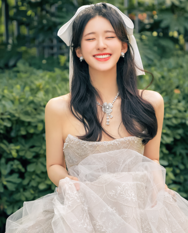 赵露思因生图上热搜,颜值真实状态少女,城堡里的小公主出逃啦