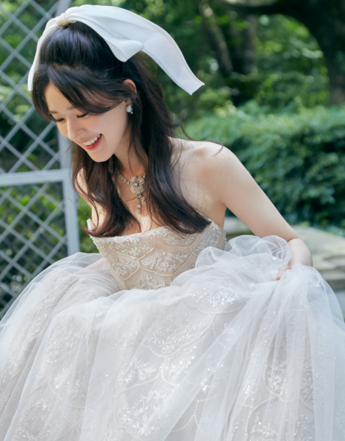 赵露思因生图上热搜,颜值真实状态少女,城堡里的小公主出逃啦