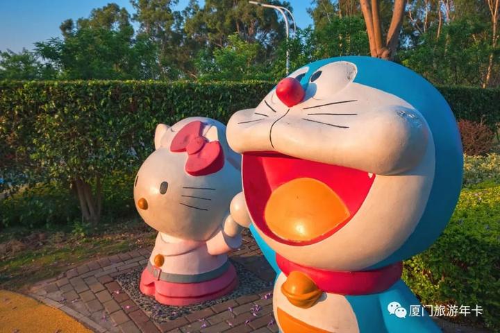 除了比较大型的卡通动漫雕塑,园区的墙上,地板上,甚至是树上都随处