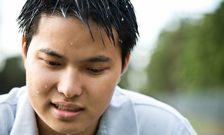 出汗多可以帮身体排毒吗?出汗多与出汗少的人,哪个对身体更好?