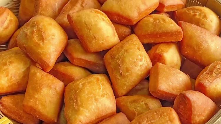 哈萨克小吃包尔萨克,牛奶鸡蛋和面可咸可甜,外酥里