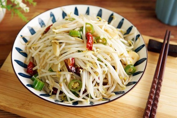 醋溜豆芽好吃的窍门就是大火快炒记得要放2遍醋才好吃