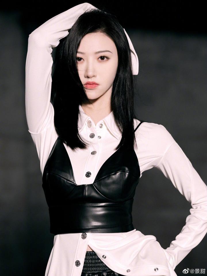 景甜穿白色衬衫干净利落长发飘逸飒气十足