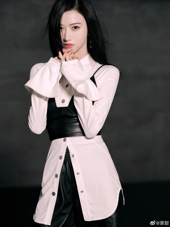 景甜穿白色衬衫干净利落长发飘逸飒气十足