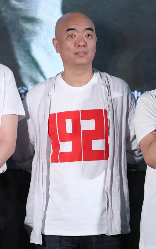 导演郑大圣除了因没有火种而落泪的李达,我们还能从《1921》的很多