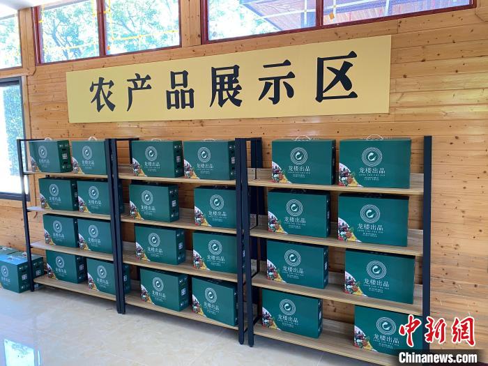 龙楼镇全美电商服务中心的农产品展示区.张茜翼 摄