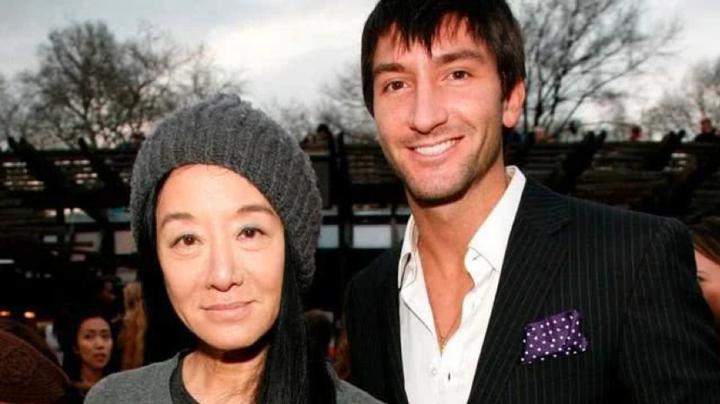 私下约会时,vera wang还被狗仔拍到非常宠溺的摸男友的头.