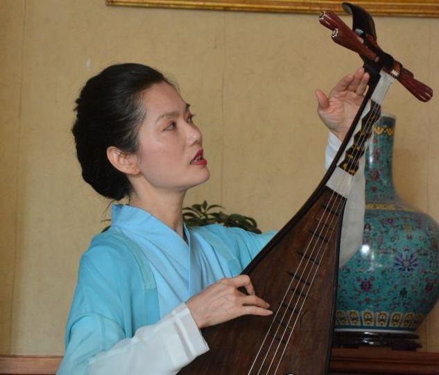 王安娜老师弹奏琵琶