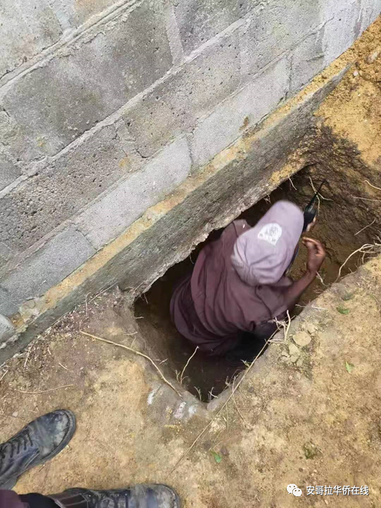 围墙外被挖出的地洞
