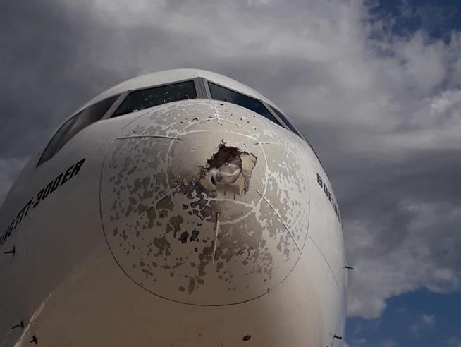 一架阿联酋航空公司的波音飞机遭遇冰雹,被迫返航