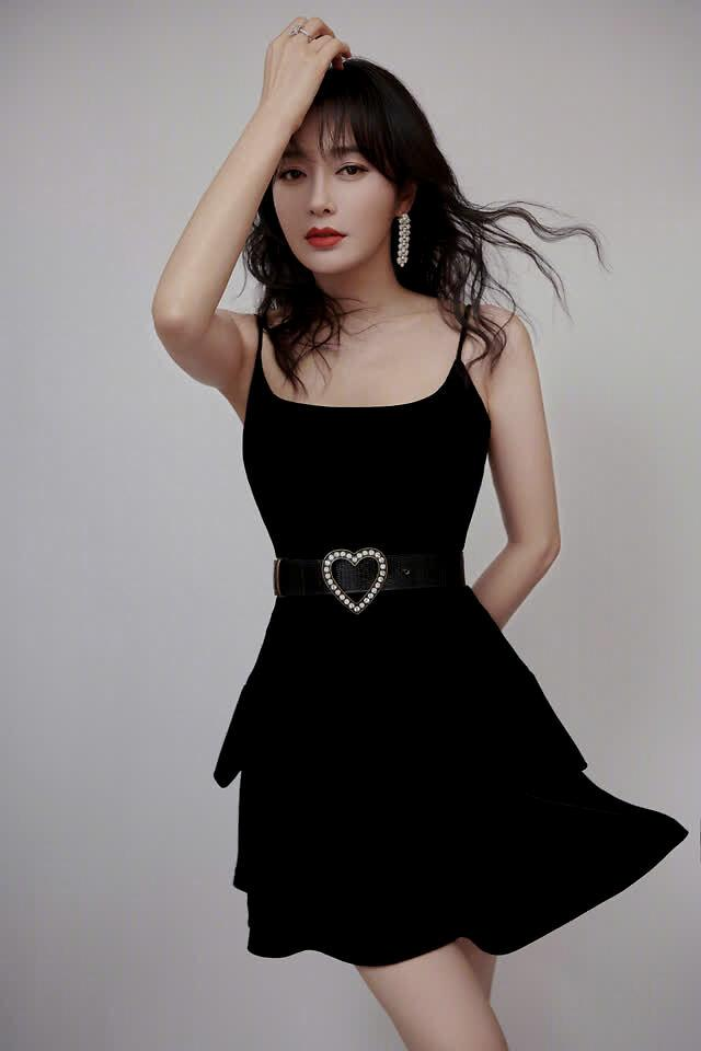 刘欢带闺女走红毯,头上一撮白发抢镜,女儿穿挂脖小黑裙气质高级