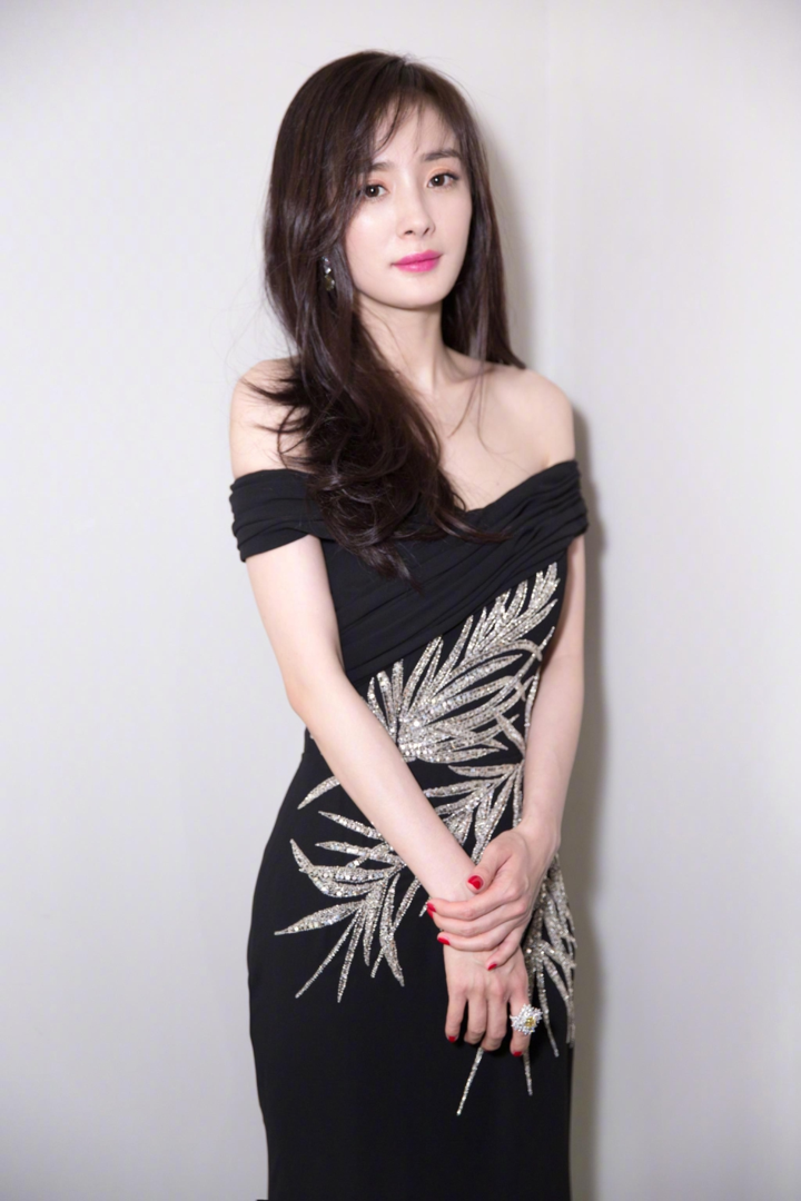 刘欢带闺女走红毯,头上一撮白发抢镜,女儿穿挂脖小黑裙气质高级