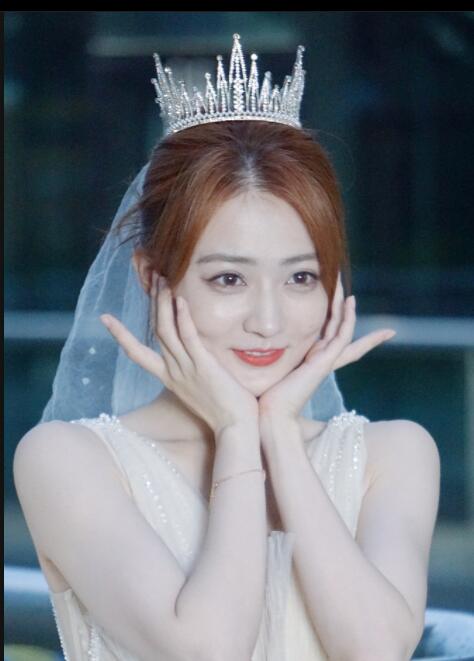 徐璐穿婚纱拍戏超浪漫 见镜头可爱比剪刀手