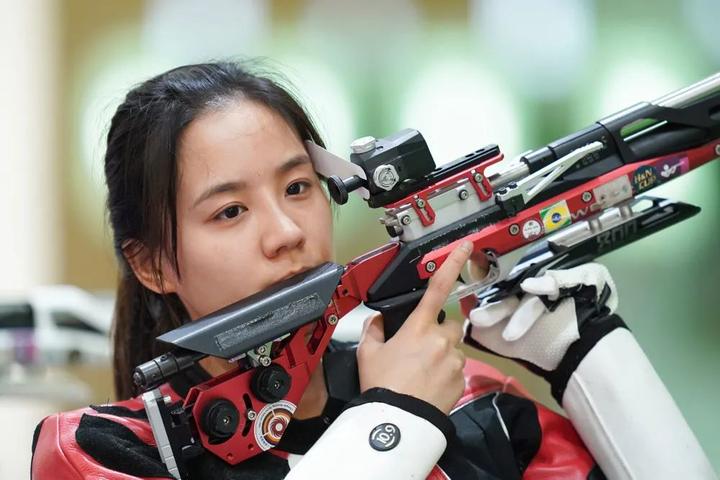 7月23日,中国射击队队员王璐瑶在训练中.新华社记者 鞠焕宗 摄