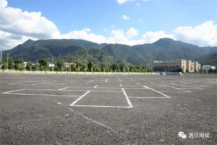 采用沥青贯入式路面(铣刨渣替换碎石)的作法进行铺设,智能停车系统