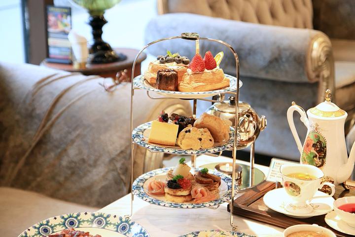 坐在宛如圖書館的空間裡享用浪漫的下午茶很幸福～ @ 享受生活不無聊.