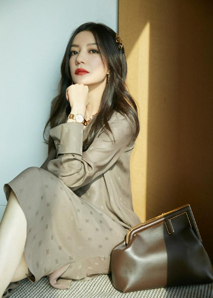 近日,赵薇在成都出席活动,工作室分享了造型美图,她光脚站在床上摆