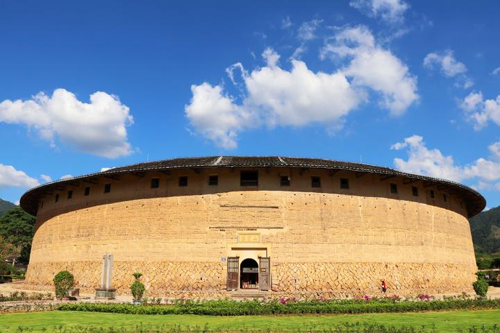 走进福建土楼(华安)大地土楼群