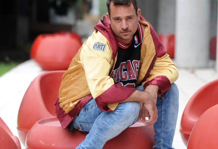 阿著名歌手精神失常袭击警察遭警方开枪重伤_阿根廷_新闻_华人头条