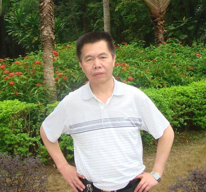 大学中文系毕业,曾任漳平团县委书记,乡镇党委书记,长汀县常务副县长