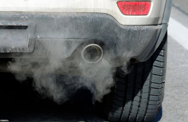 2019 年 1 月 3 日,盐湖城一辆汽车的排气管排出的废气